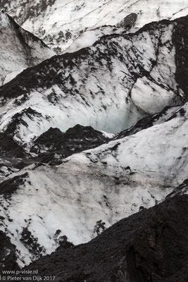 Ijs met lavazand van de Sólheimajökull