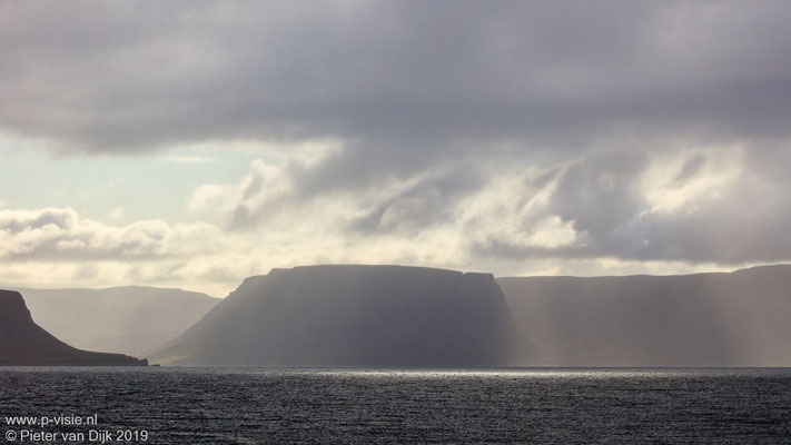 Licht en wolken boven Arnarfjörður