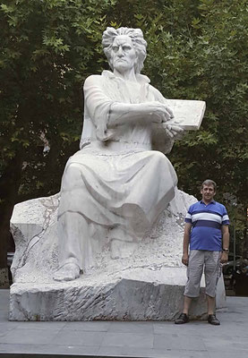 junto a la escultura de M Sayran en Yerevan