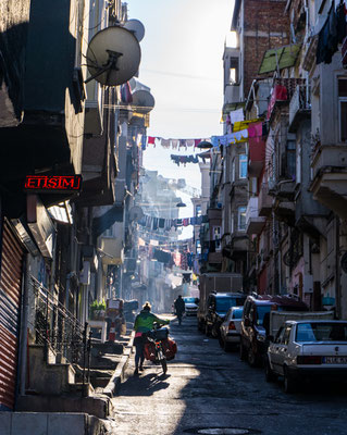 Früh morgens in Istanbul am Weg zu unserer Unterkunft. Ein besonderes Erlebnis, den Stadtrand dieser pulsierenden Stadt beim Aufwachen zu erleben.