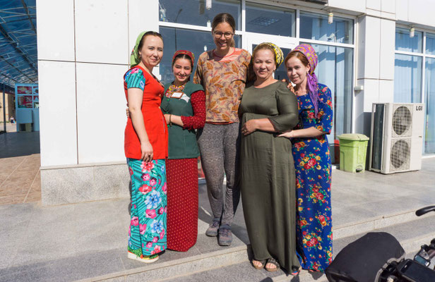 Vor dem Supermarkt mit den Kassiererinnen. Die Dame außen links hat so gut englisch gesprochen, dass wir so einiges von ihr erfahren konnten. Ein seltener Moment in Turkmenistan für uns!