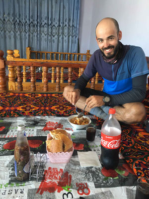 Eiskaltes Cola, frisch gebackenes Brot und Spaghetti a la Turkmenistan im Gefrierschrank. In Turkmenistan sitzt man zum Essen am Boden bzw. auf erhöhten Plattformen.