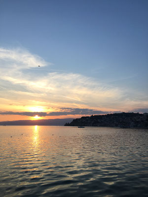 Nein, das ist nicht das Meer. Das ist der überdimensionale Ohrid See. 