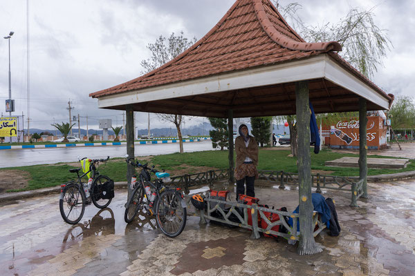 Diese Pavillons gibt es immer an Dorfeinfahrten. Bei dem Wetter ein guter Ort für die Nächte.