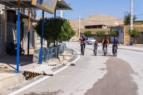 Von einem Termin zum Nächsten durch Muzas Dorf. Sogar ein Radfahrer im KTM-Outfit hat sich unserer Tour angeschlossen ;)