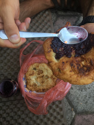 Die letzten Bauernkrapfen mit von uns eingekochter Traubenmarmelade (ja, so was gibt es! und schmeckt göttlich!)