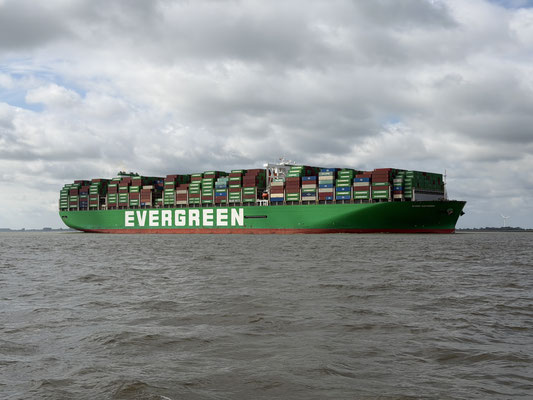 ... und selbst die großen Pötte sind faszinierend, wie sie mit ablaufendem Wasser ihren Weg von Hamburg in die weite Welt suchen. Da möchte man am liebsten gleich hinterher!