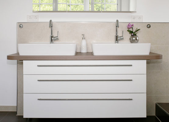 Badunterschrank in weiß & Holzdekorwaschtischplatte mit zwei Aufsatzbecken