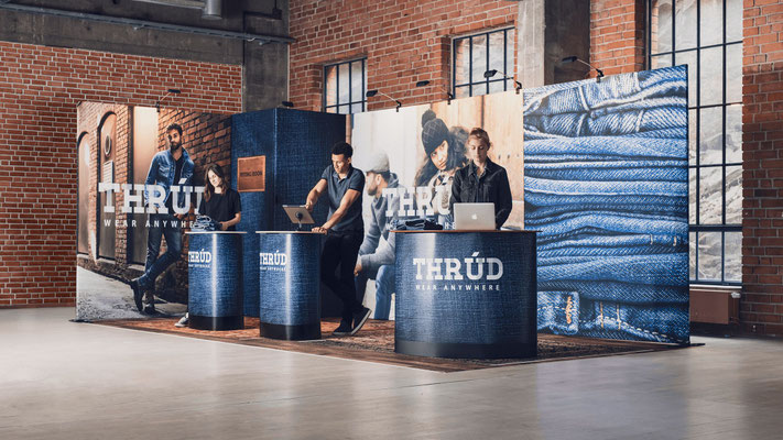 GRAND FABRIC Messestand Wandmodule + Koffer-Counter