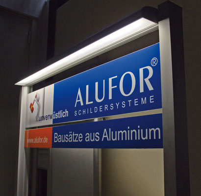 LED-Beleuchtung RONDO an Aufsteller Alufor
