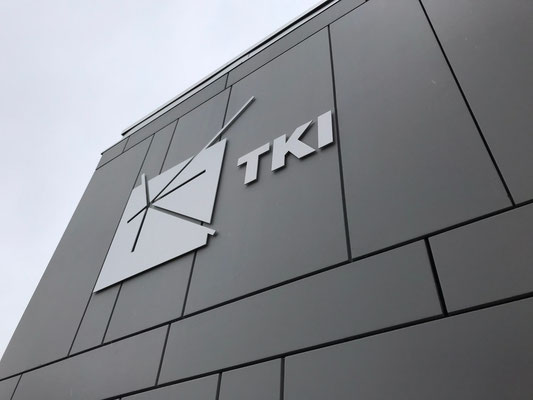 Fassadenbeschriftung TKI GmbH / ACRYLOX Fräsbuchstaben