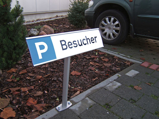 Parkplatzschild mit Kombiteil – Nutzung als Flansch zum Aufdübeln