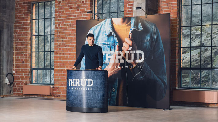 GRAND FABRIC Messestand Wandmodul + Koffertheke