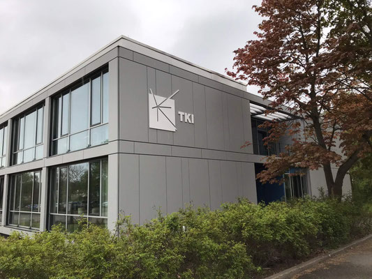 Fassadenbeschriftung TKI GmbH / ACRYLOX Fräsbuchstaben