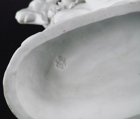 Das alte Vincennes-Porzellan war durch zwei ineinandergreifende „L“ gekennzeichnet, die manchmal von einem anderen Element begleitet wurden. Diese Zeichen wurden im Allgemeinen bis 1753 verwendet, obwohl sie manchmal auch nach diesem Datum verwendet wurde