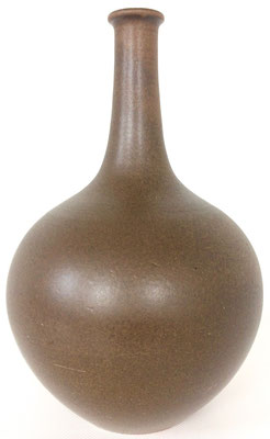 Wunderschöne Langhals Vase von Rudi Stahl, aus brauner Scherbe mit matt brauner Laufglasur.