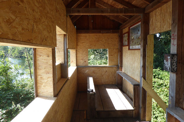 Reparaturarbeiten an der Hütte - die fleißigen Aktiven des NABU am Werk! (Foto: Ulrich Bergrath)