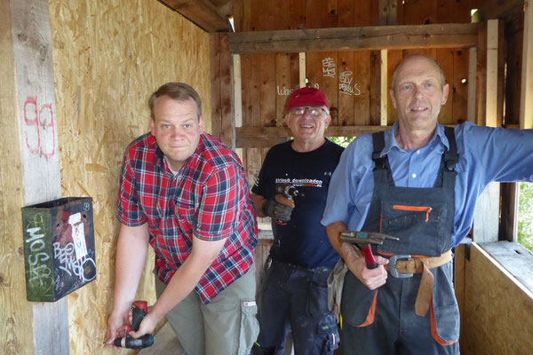 Reparaturarbeiten an der Hütte - die fleißigen Aktiven des NABU am Werk! (Foto: Ulrich Bergrath)
