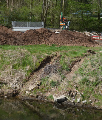Einfahrt des Baggers in die Rur (Foto: Dr. Martina Hannes)