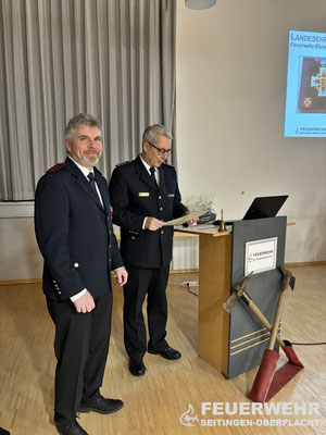 Hauptfeuerwehrmann Ralf Bross wird mit dem Ehrenzeichen in Gold des Landes Baden-Württemberg für 40 Jahre aktiven Dienst ausgezeichnet