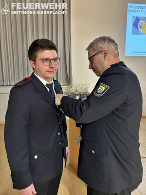 Oberfeuerwehrmann Manuel Mink wird mit dem Ehrenzeichen in Bronze des Kreisfeuerwehrverbandes Tuttlingen für 10 Jahre aktiven Dienst ausgezeichnet