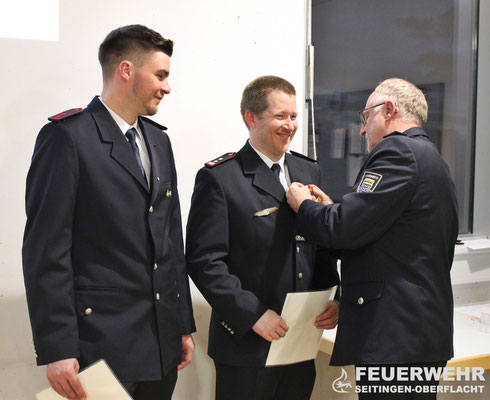 Dennis Gönner und Ulrich Zepf werden mit dem Ehrenzeichen in Bronze des Landes Baden-Württemberg für 15 Jahre Feuerwehrdienst geehrt