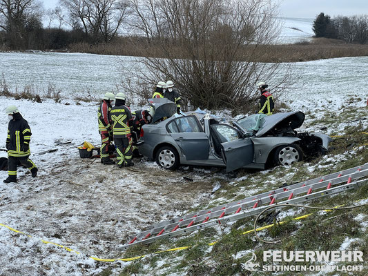 Blick auf den verunfallten BMW