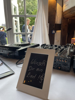 DJ Bertolt Bass spielt viele Musikwünsche