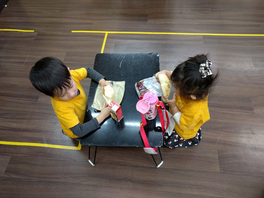 The early Daycare kids eating some breakfast 保育園キッズの朝ごはん