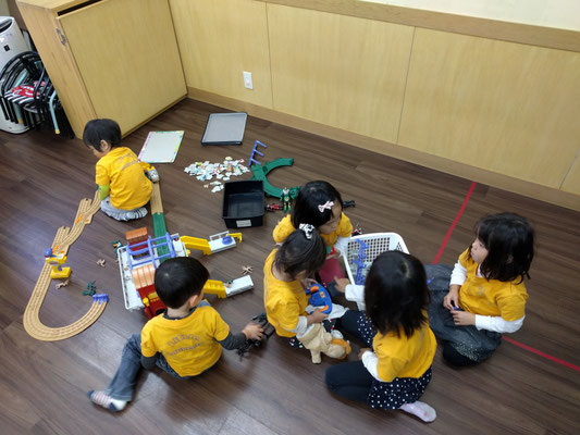 The daycare kids playing with toys 保育園キッズ遊んでる