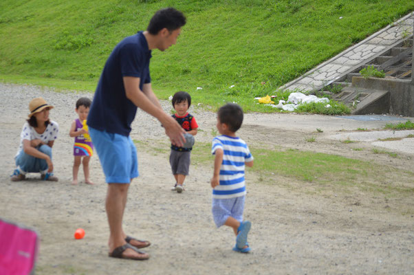 ボール遊び playing with the ball