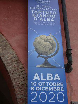 Im Oktober, die alljährliche Fiera del Tartufo in Alba