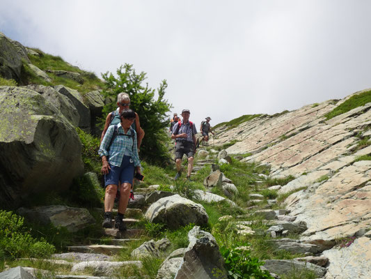 La "Via Sacra" im Valle delle Meraviglie mit den bronzezeitlichen Felszeichnungen