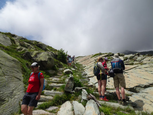 La "Via Sacra" im Valle delle Meraviglie mit den bronzezeitlichen Felszeichnungen