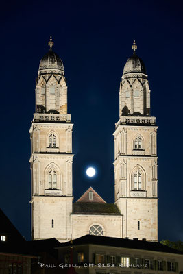 Grossmünster Zürich mit Vollmond zwischen den Zwillingstürmen - #2494