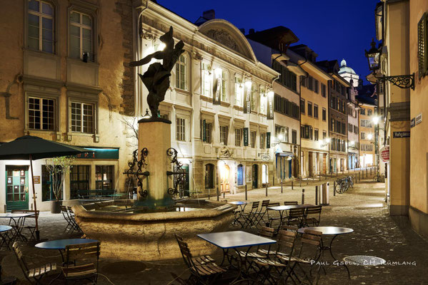 Zürich Neumarkt mit Jupiterbrunnen bzw. Nike-Brunnen bei Nacht - #0428