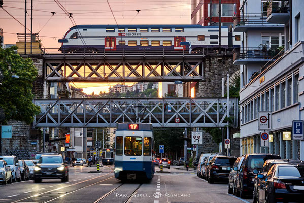 Stadtverkehr in Zürich, Abenddämmerung an der Limmatstrasse mit Aussersihler-und Letten-Viadukt - #14013