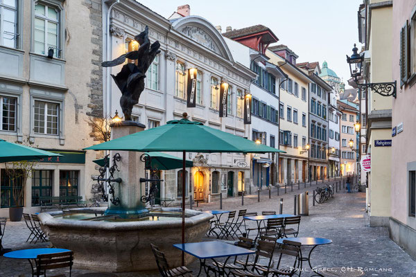 Zürich Neumarkt mit Jupiterbrunnen bzw. Nike-Brunnen bei Abenddämmerung - #0404
