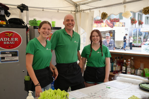 Noemi, Thomas und Leandra am Buffet