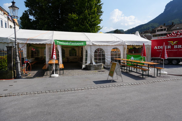 Das Festzelt steht