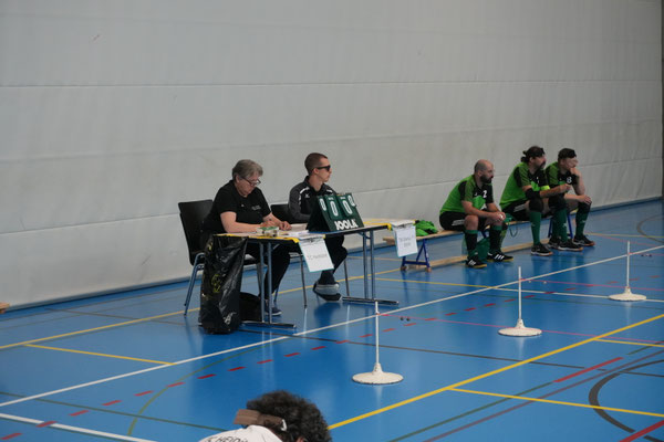 Funktionäre am Tisch: Lisbeth und Luca