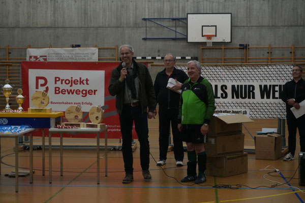 Fritz moderiert die Siegerehrung mit