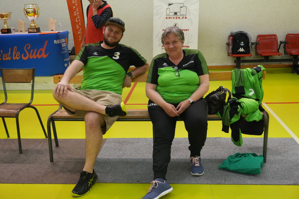 Jonas und Lisbeth auf der Mannschaftsbank