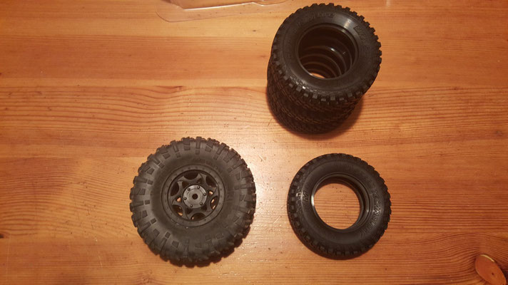 MST CMX Ford Bronco Reifen Größenvergleich mit Axial Ripsaw #1