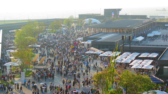 西ゲート方面　こっちは若干人が少ない。