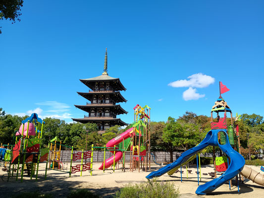 途中の公園と五重塔