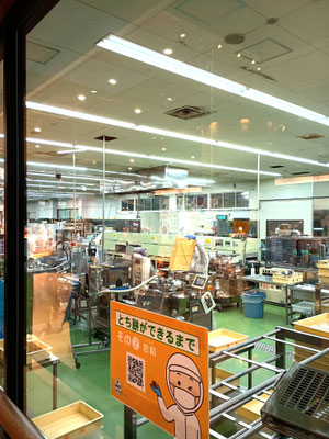 お菓子の寿城では工場見学ができる。おみやげもいっぱい売ってる。