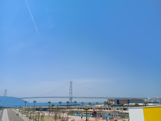 ひこうき雲と橋とマリンピア