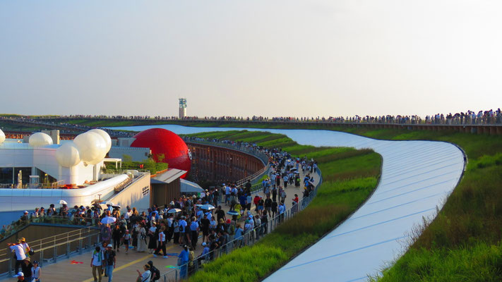 大屋根リングの上