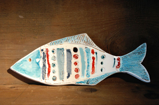 Animale decorativo - pesce con tecnica a lastra in terraglia bianca - decorazione con underglazes e cristallina - cottura a 1010°C